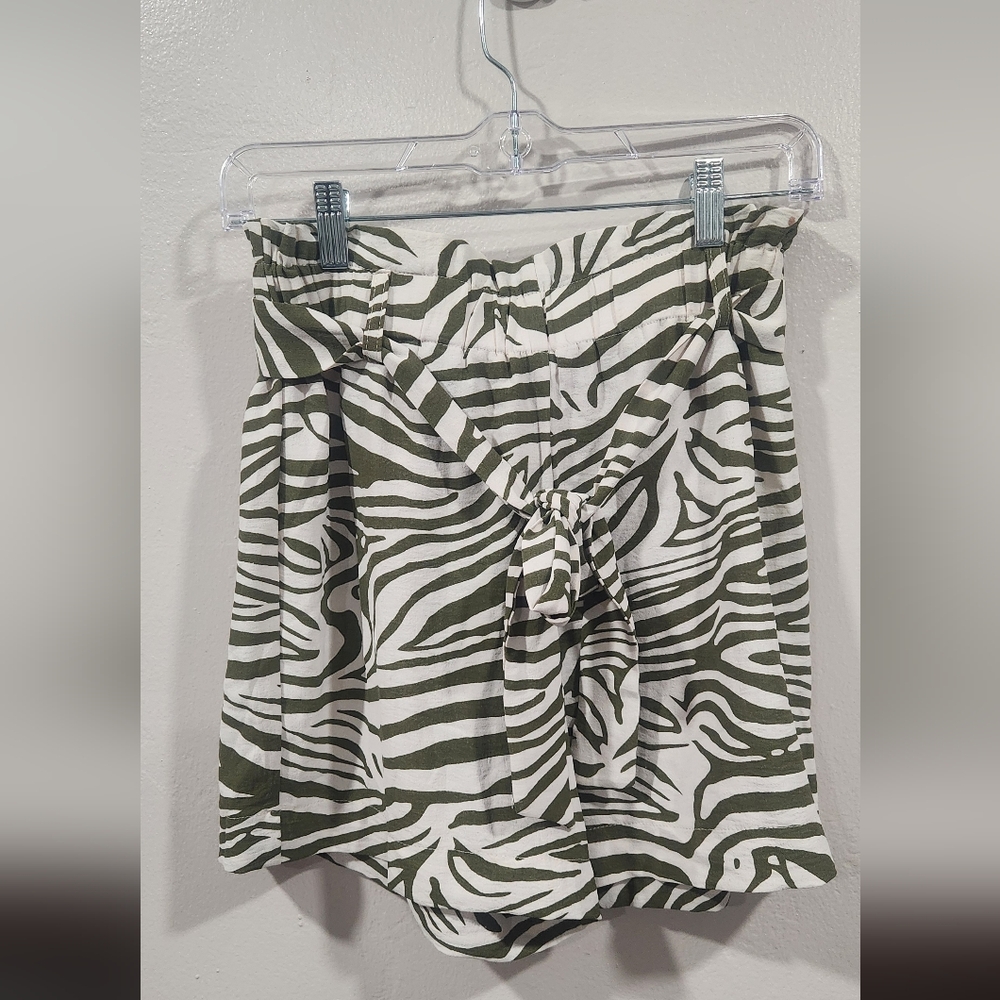 Rachel Zoe Green and White Zebra Print Shorts Size Xs New With Tag